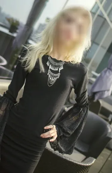 Büsra, 25